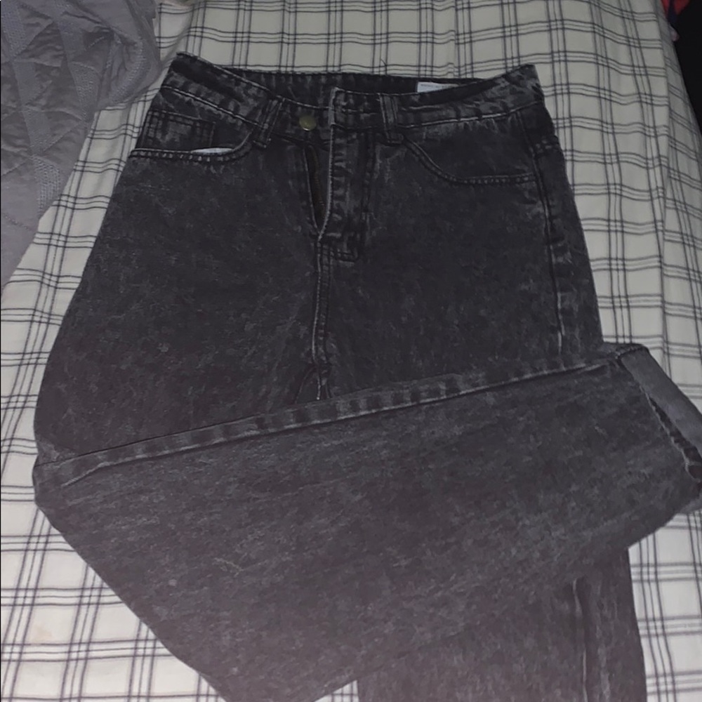 black denim mom-jeans